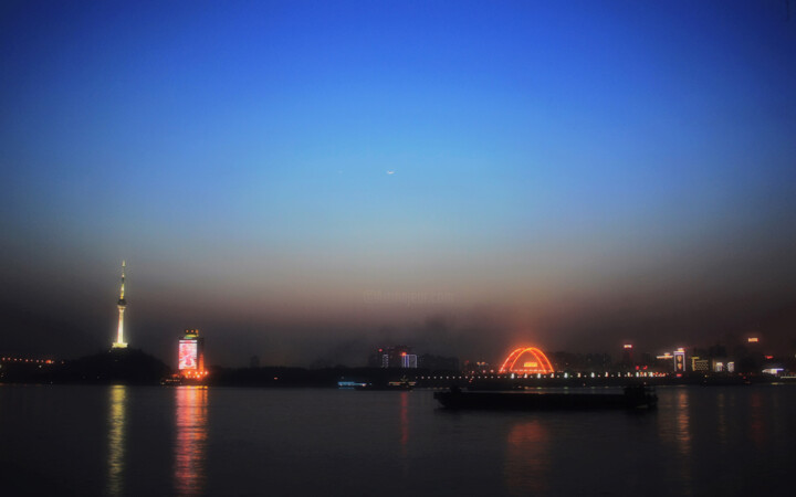 Photographie intitulée "江城夜景" par Zhang Bi Zi Song Shu, Œuvre d'art originale, Photographie numérique