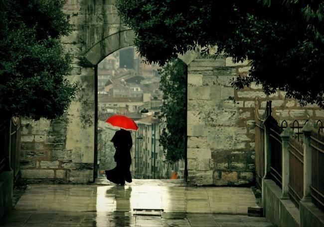 Fotografia zatytułowany „red umbrella” autorstwa Mehmet Burak Zülfikar, Oryginalna praca