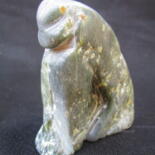 제목이 "Le petit gorille"인 조형물 Roberto Urbano로, 원작, 돌