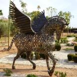 Escultura titulada "CHEVAL PEGASE AU TR…" por Hassan Laamirat, Obra de arte original, Metales