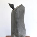 Skulptur mit dem Titel "Mann mit Vogel" von Max Leonhard, Original-Kunstwerk, Stein